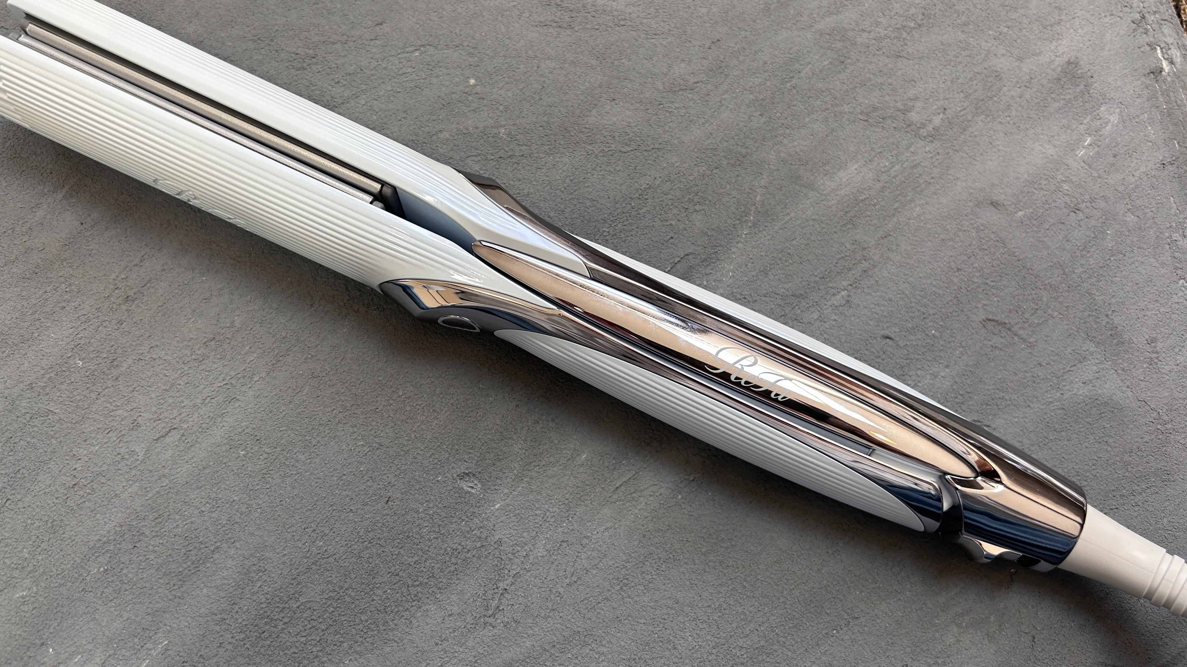 リファストレートアイロンプロの本体