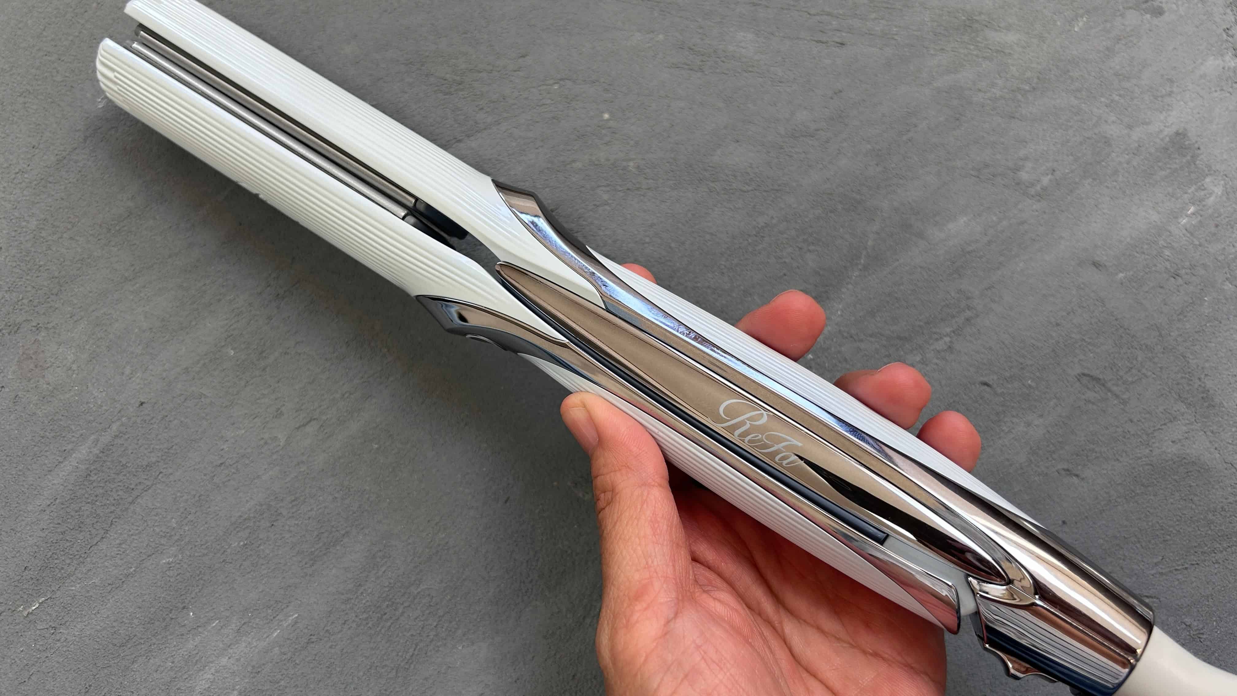 リファストレートアイロンプロの本体