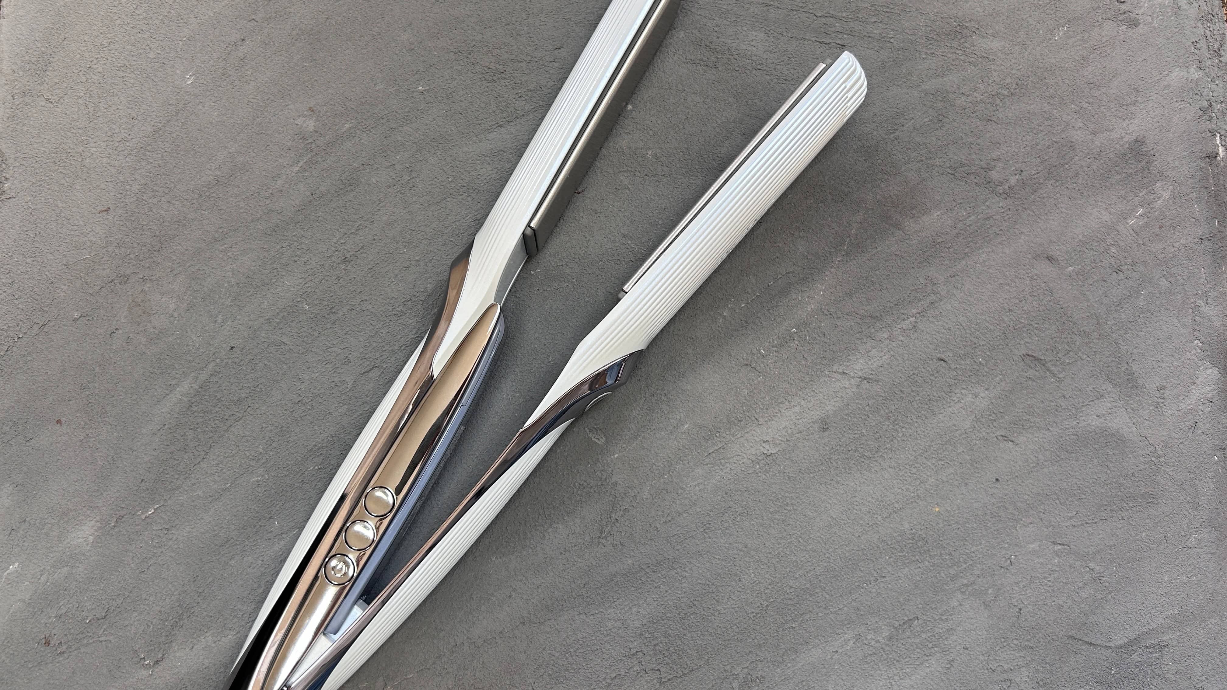 リファストレートアイロンプロの本体